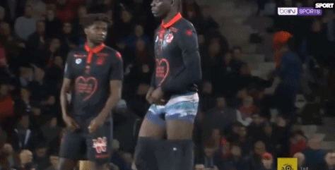 上海海港实现三连冠，申花亚军，梅州客队降级，亚冠表现不佳，山东泰山机会最大。