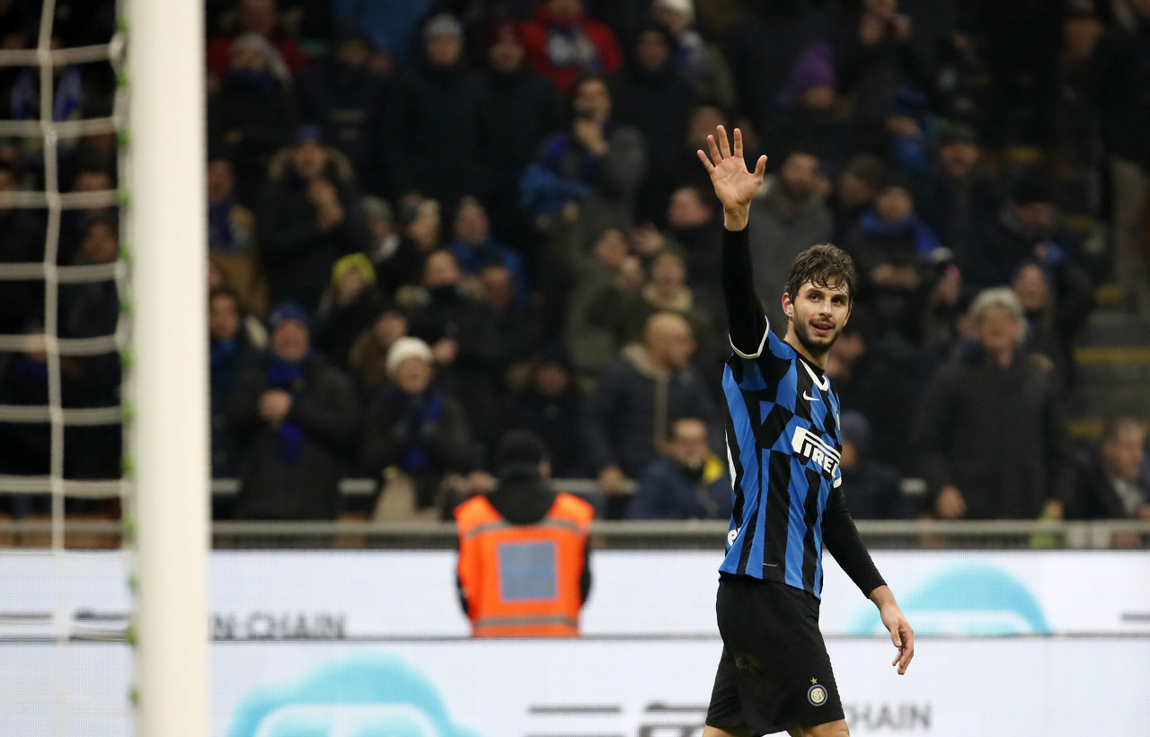 乔治娜点赞安东内拉庆祝梅西夺冠帖子，引发球迷热议（乔治娜点赞安东内拉庆祝梅西夺冠发文，球迷热议不断）