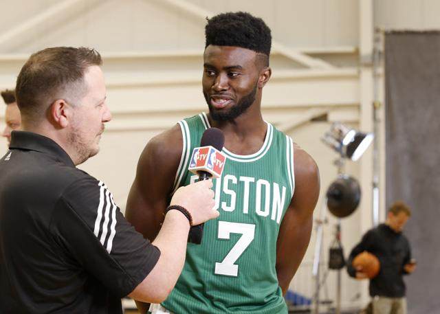 巴萨官方：邦马蒂已完成左腓骨骨折手术，预计恢复期为5个月（巴萨官宣邦马蒂左腓骨骨折接受手术，预计伤缺5个月）