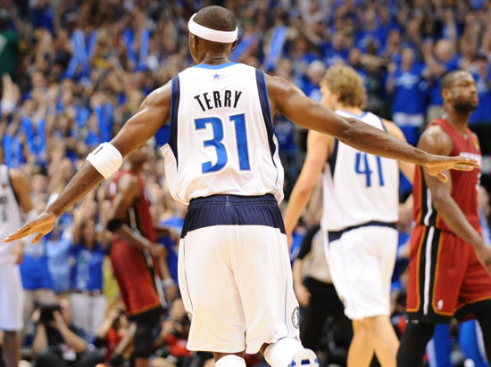 都体：尤文要求斯帕莱蒂遵守正装规定，比赛时不可以穿运动服（都体：尤文要求斯帕莱蒂比赛期间着正装，禁穿运动服）