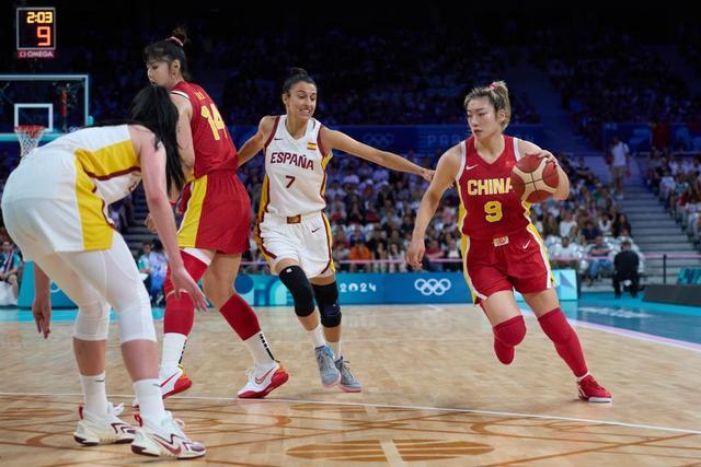 赛季首发阵容曝光 球迷热议（新赛季首发名单出炉 引发球迷热议）