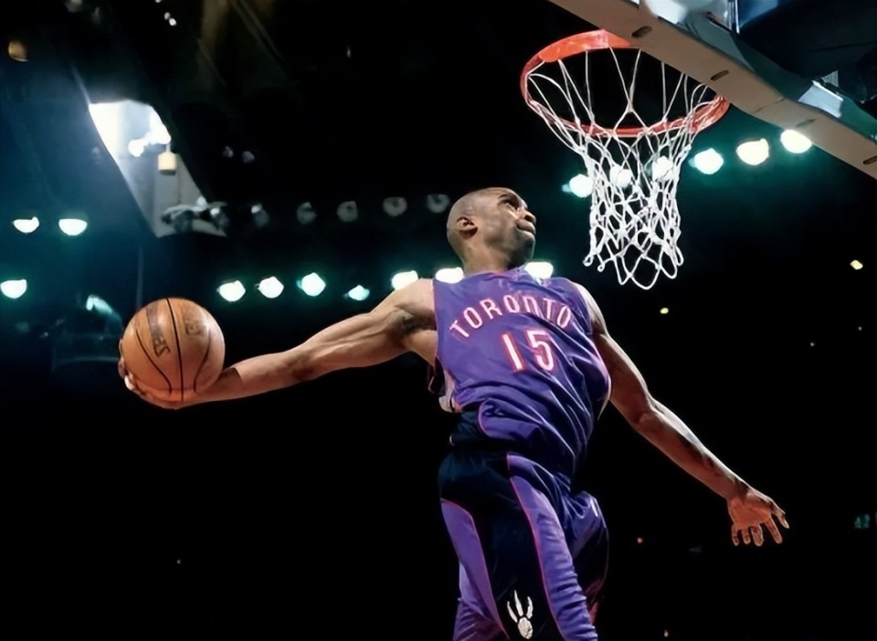 今年上海双雄争冠战启用外籍裁判，去年的主裁为傅明、李海新（今年上海双雄争冠对决将由外籍裁判执法，去年主哨为傅明、李海新）