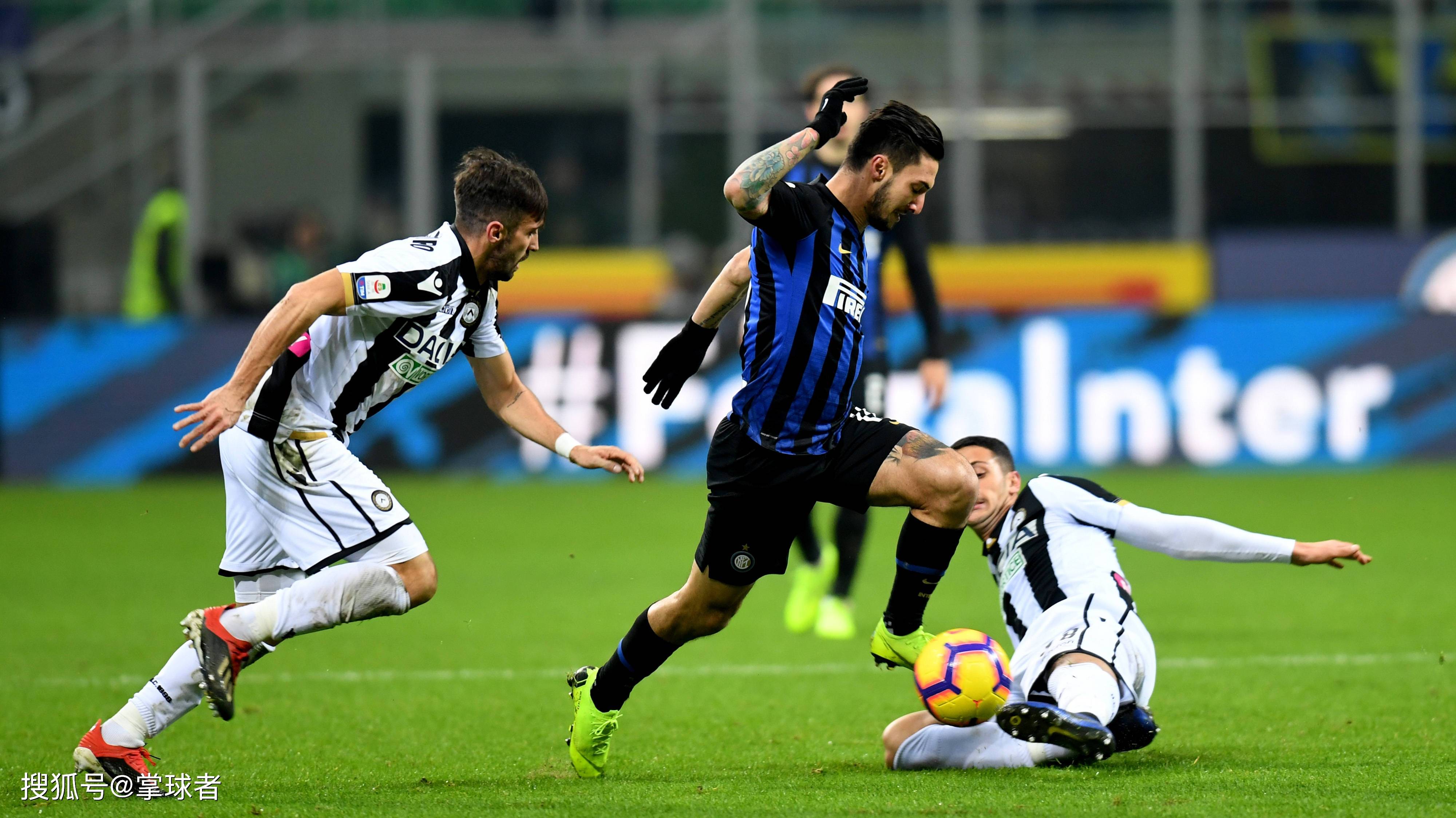 英超：曼联客场2-1击败莱斯特城（英超-曼联客场2-1战胜莱斯特城）