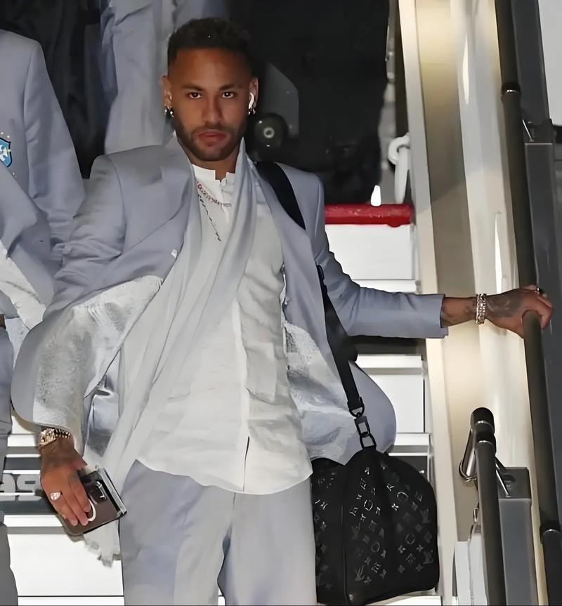 哈登：我和伦纳德的沟通很好，但光靠沟通是赢不了比赛的（哈登称与伦纳德交流顺畅，但仅凭沟通无法取胜）